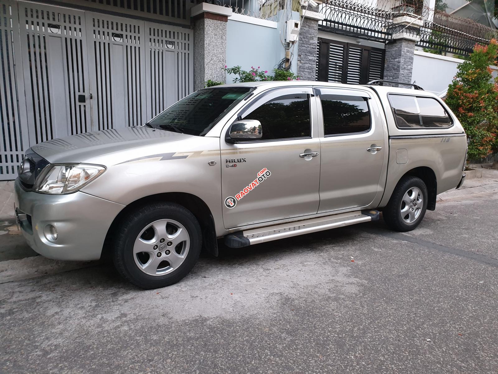 Cần bán gấp Toyota Hilux E 2010, màu bạc, nhập khẩu nguyên chiếc -0