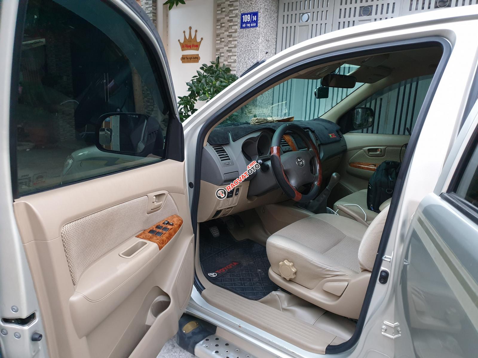 Cần bán gấp Toyota Hilux E 2010, màu bạc, nhập khẩu nguyên chiếc -3