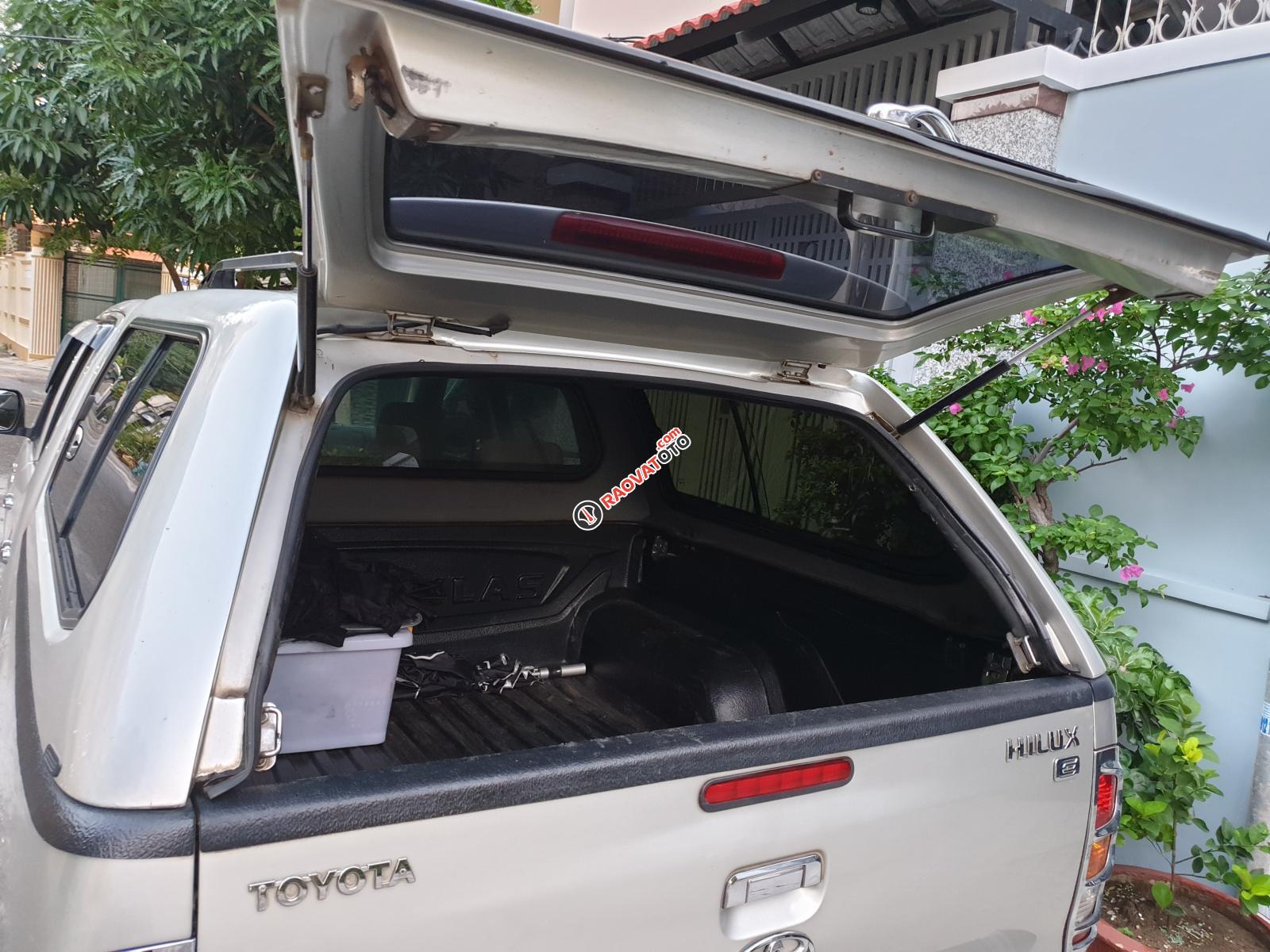 Cần bán gấp Toyota Hilux E 2010, màu bạc, nhập khẩu nguyên chiếc -1