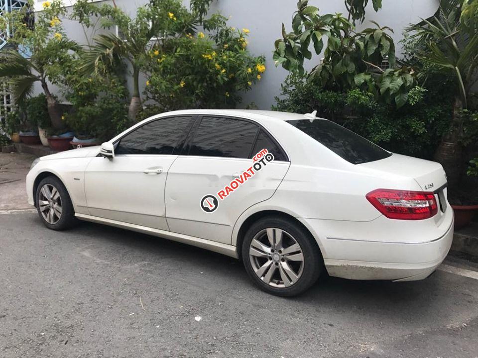 Gia đình bán Mercedes E250 2011, màu trắng-1