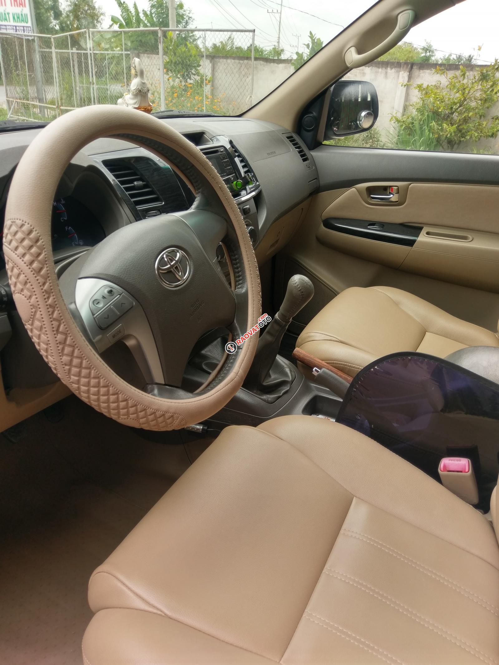 Bán xe Toyota Fortuner G đời 2014, màu bạc chính chủ giá cạnh tranh-2