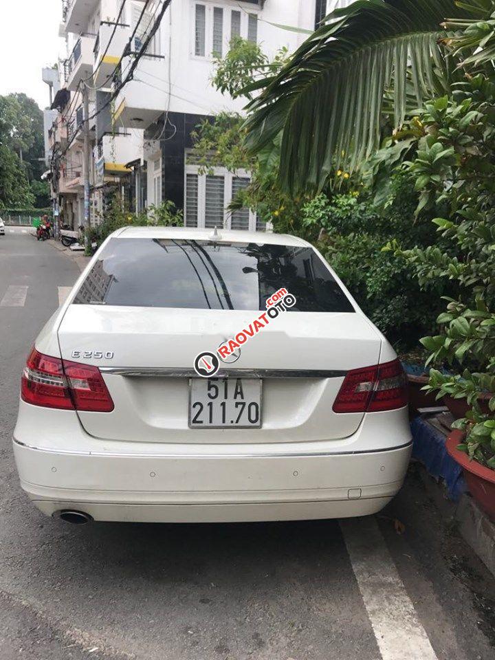 Gia đình bán Mercedes E250 2011, màu trắng-2