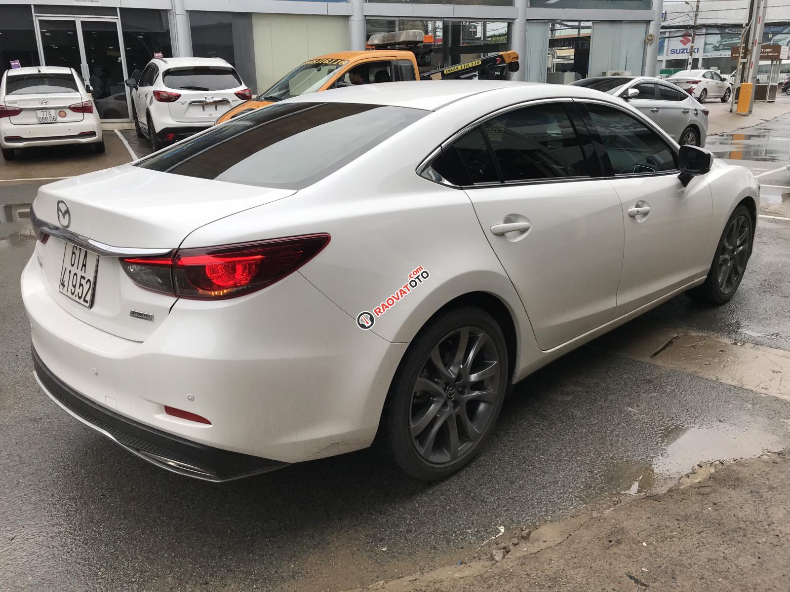 Bán Mazda 6 2.5 Premium màu trắng camay, số tự động sản xuất 2017 xe đẹp chạy lướt-3