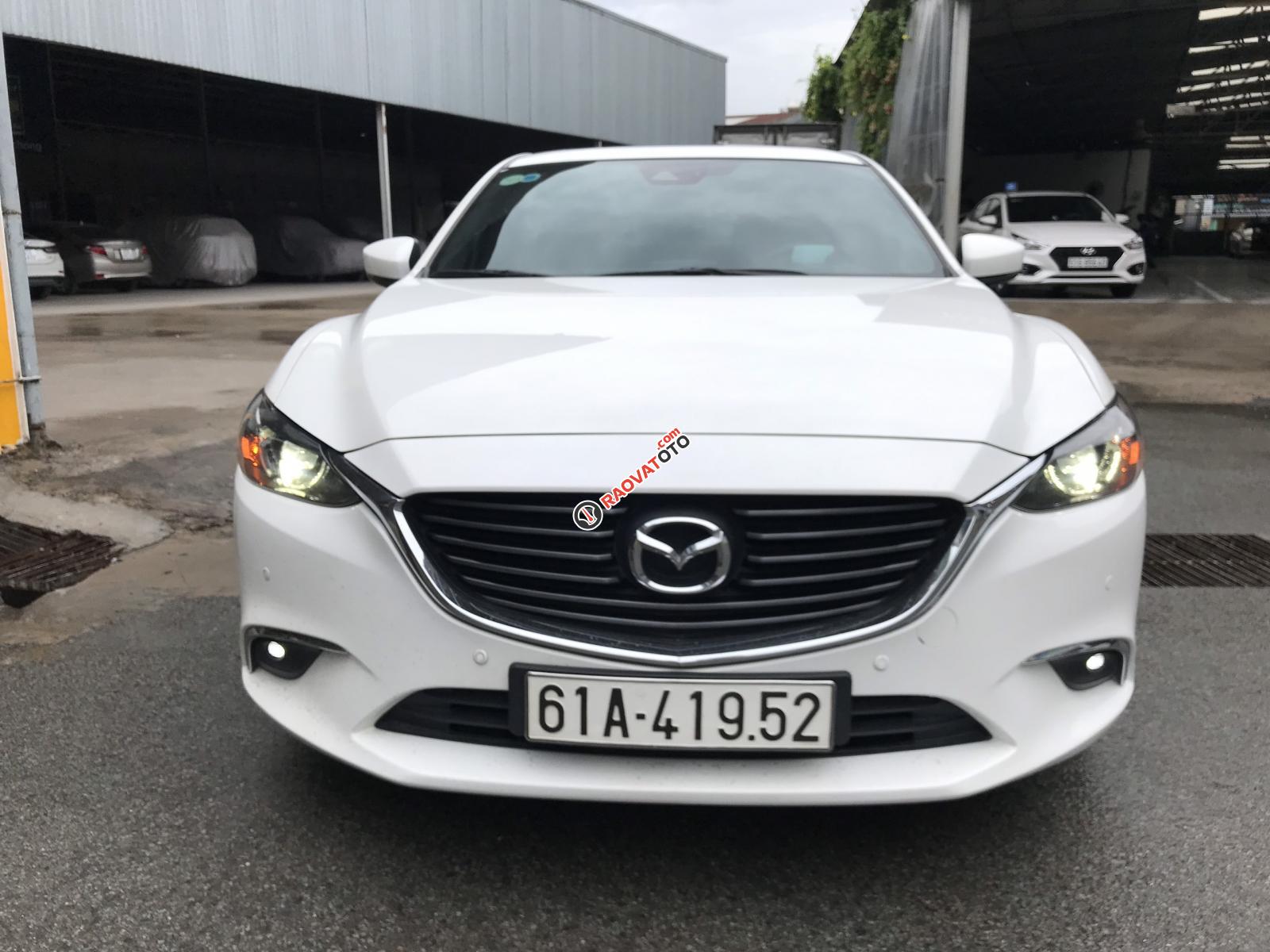 Bán Mazda 6 2.5 Premium màu trắng camay, số tự động sản xuất 2017 xe đẹp chạy lướt-1