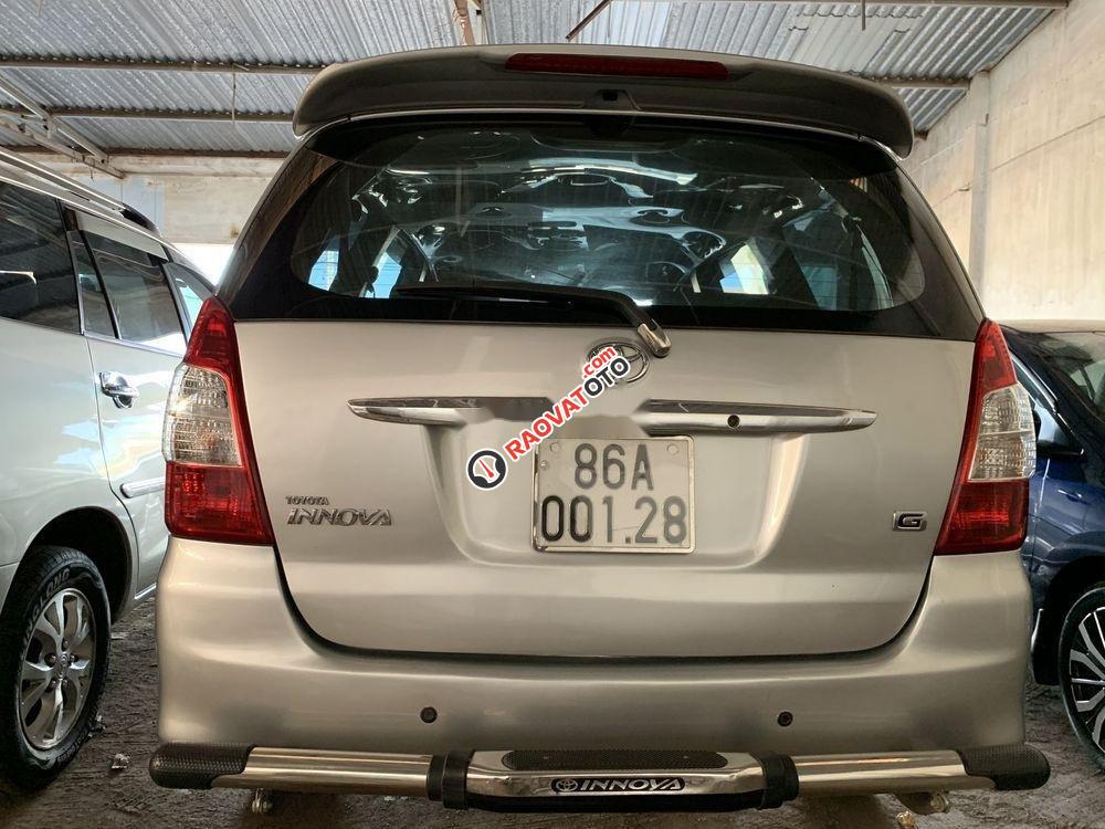 Cần bán xe Toyota Innova MT đời 2011, màu bạc-2