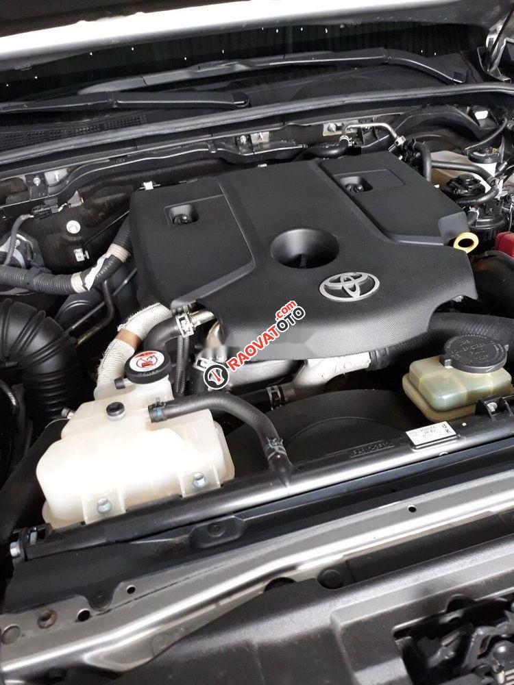Cần bán lại xe Toyota Hilux MT sản xuất năm 2016, màu bạc còn mới, giá tốt-5