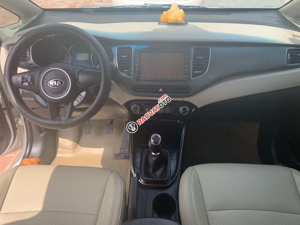 Cần bán xe Kia Rondo MT đời 2017, màu trắng số sàn, giá chỉ 465 triệu-6