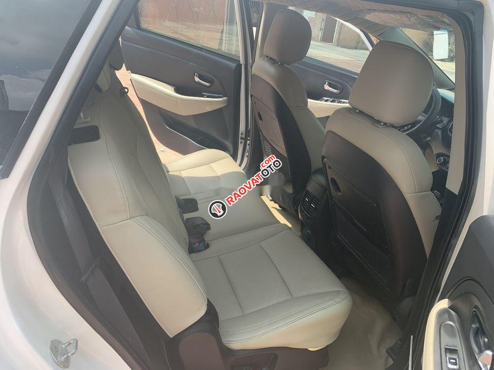 Cần bán xe Kia Rondo MT đời 2017, màu trắng số sàn, giá chỉ 465 triệu-5