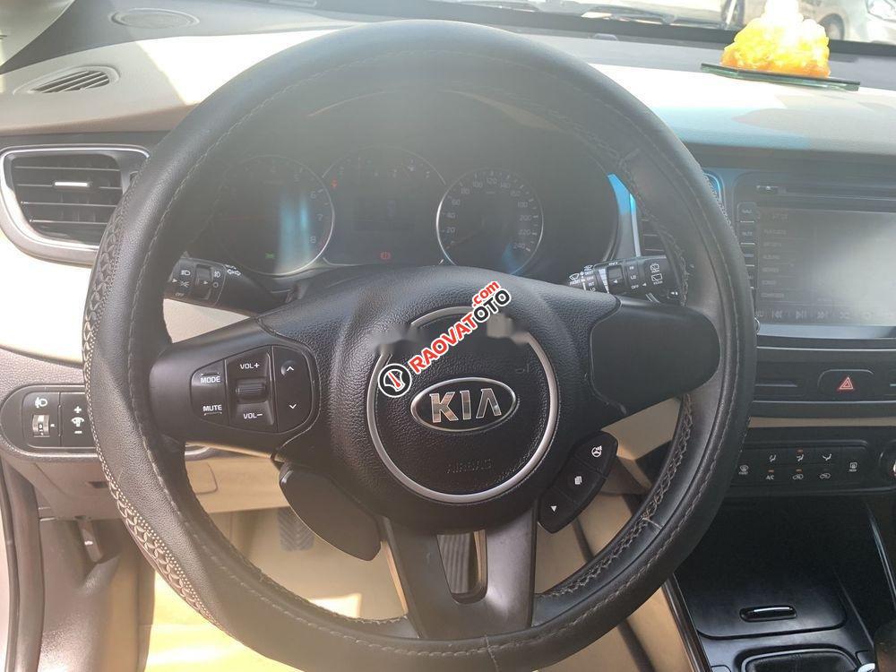 Cần bán xe Kia Rondo MT đời 2017, màu trắng số sàn, giá chỉ 465 triệu-4