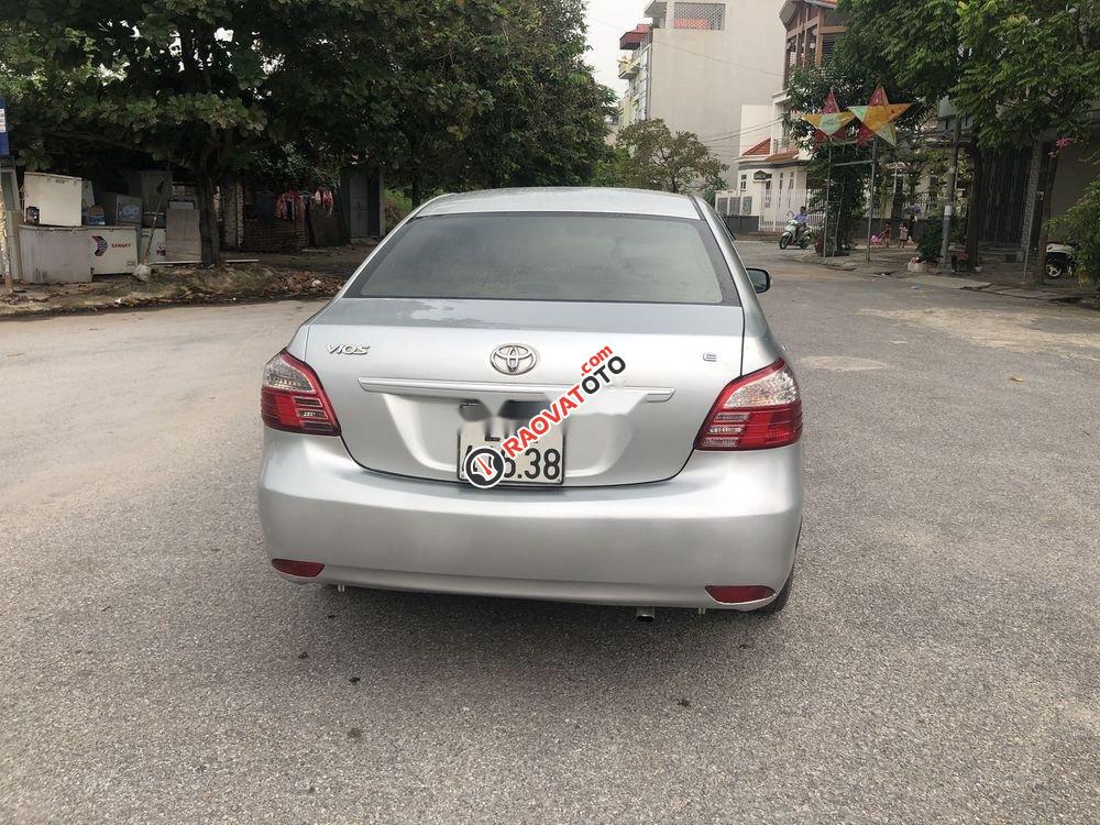 Cần bán Toyota Vios MT đời 2011, màu bạc-1