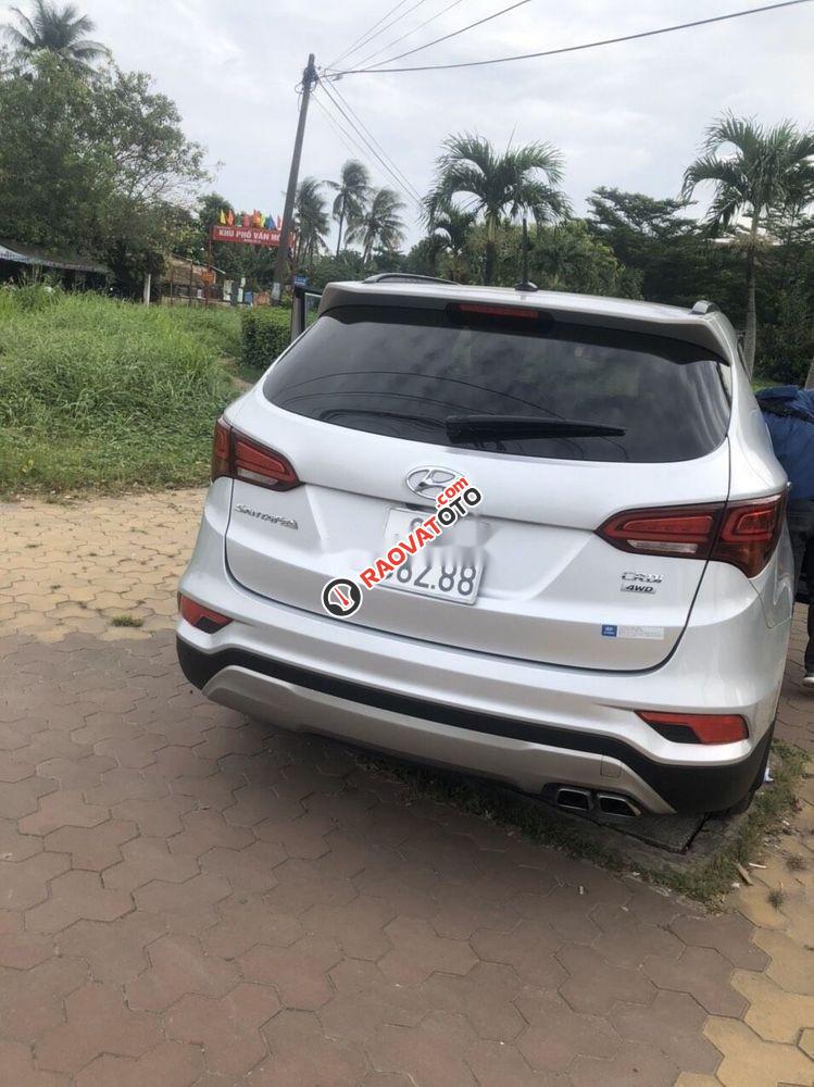 Cần bán lại xe Hyundai Santa Fe 2.2L 4WD năm sản xuất 2017, màu bạc chính chủ, giá chỉ 990 triệu-0