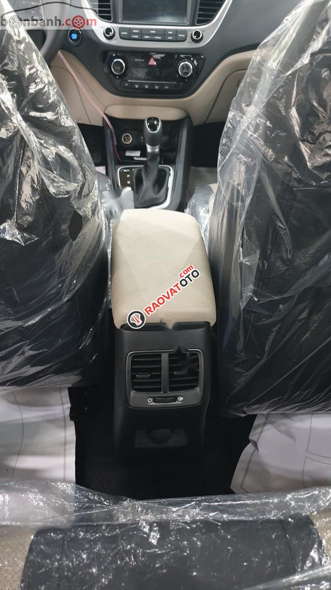 Cần bán Hyundai Accent 2019, màu kem (be)-6