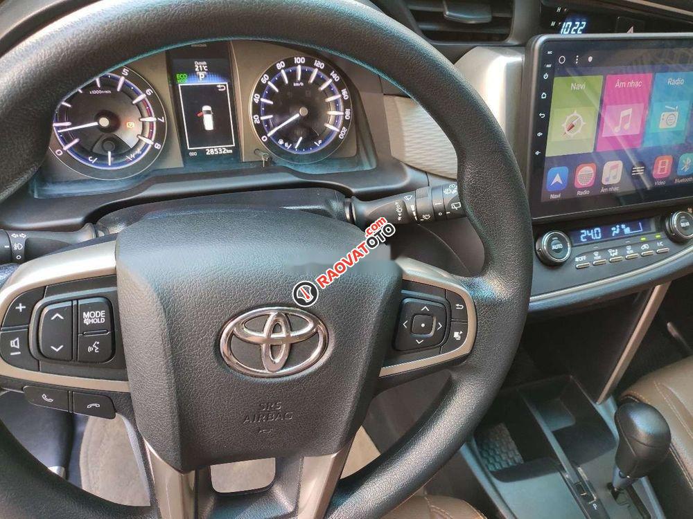 Cần bán lại xe Toyota Innova 2.0G đời 2017, màu bạc chính chủ-4