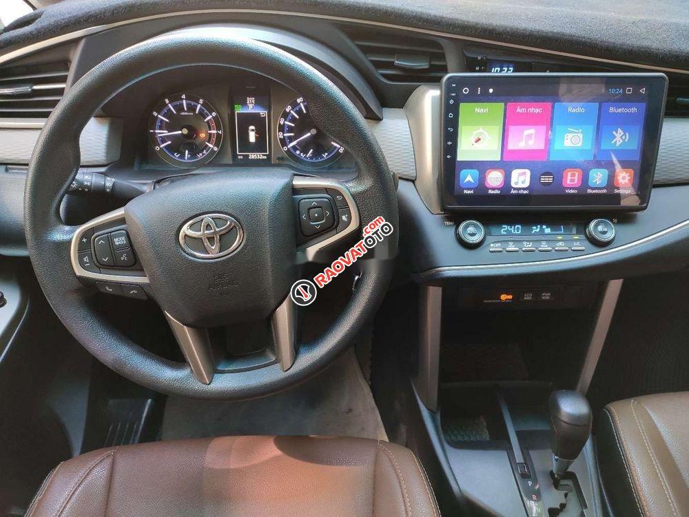 Cần bán lại xe Toyota Innova 2.0G đời 2017, màu bạc chính chủ-11