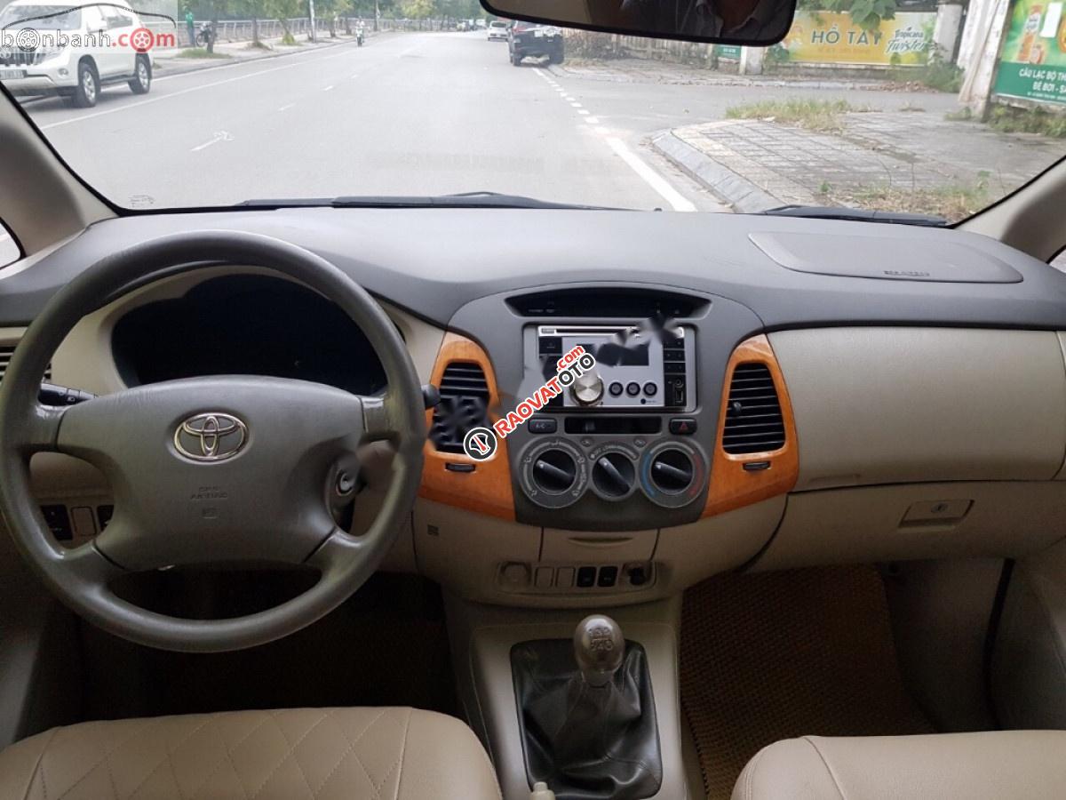 Cần bán Toyota Innova MT sản xuất năm 2011, màu đen, số sàn -6