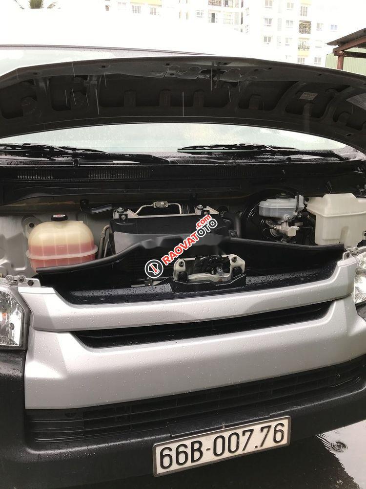 Bán xe Toyota Hiace sản xuất 2017, màu bạc, nhập khẩu chính hãng-0