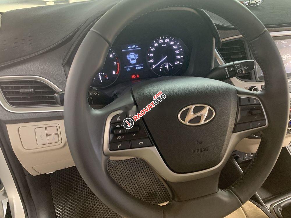Cần bán Hyundai Accent 1.4MT CVT năm sản xuất 2019, màu bạc-3