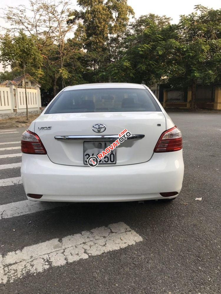 Cần bán gấp Toyota Vios MT sản xuất 2011, màu trắng, xe nhập-4