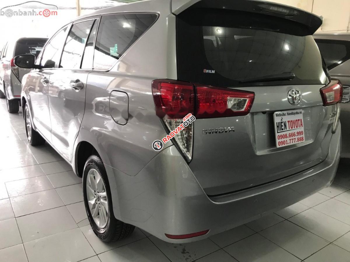 Cần bán xe Toyota Innova đời 2017, màu bạc số sàn-3
