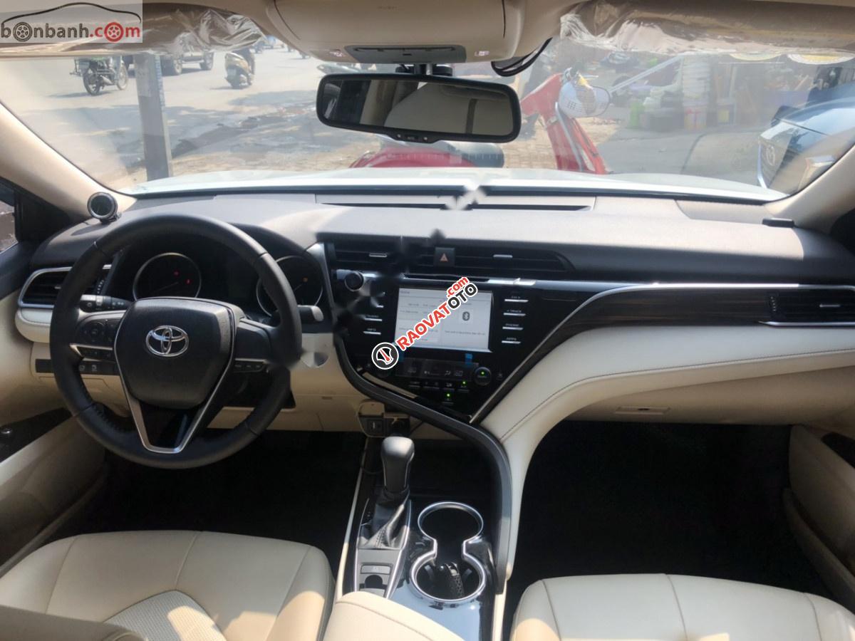 Cần bán Toyota Camry 2019, màu bạc, nhập khẩu-4