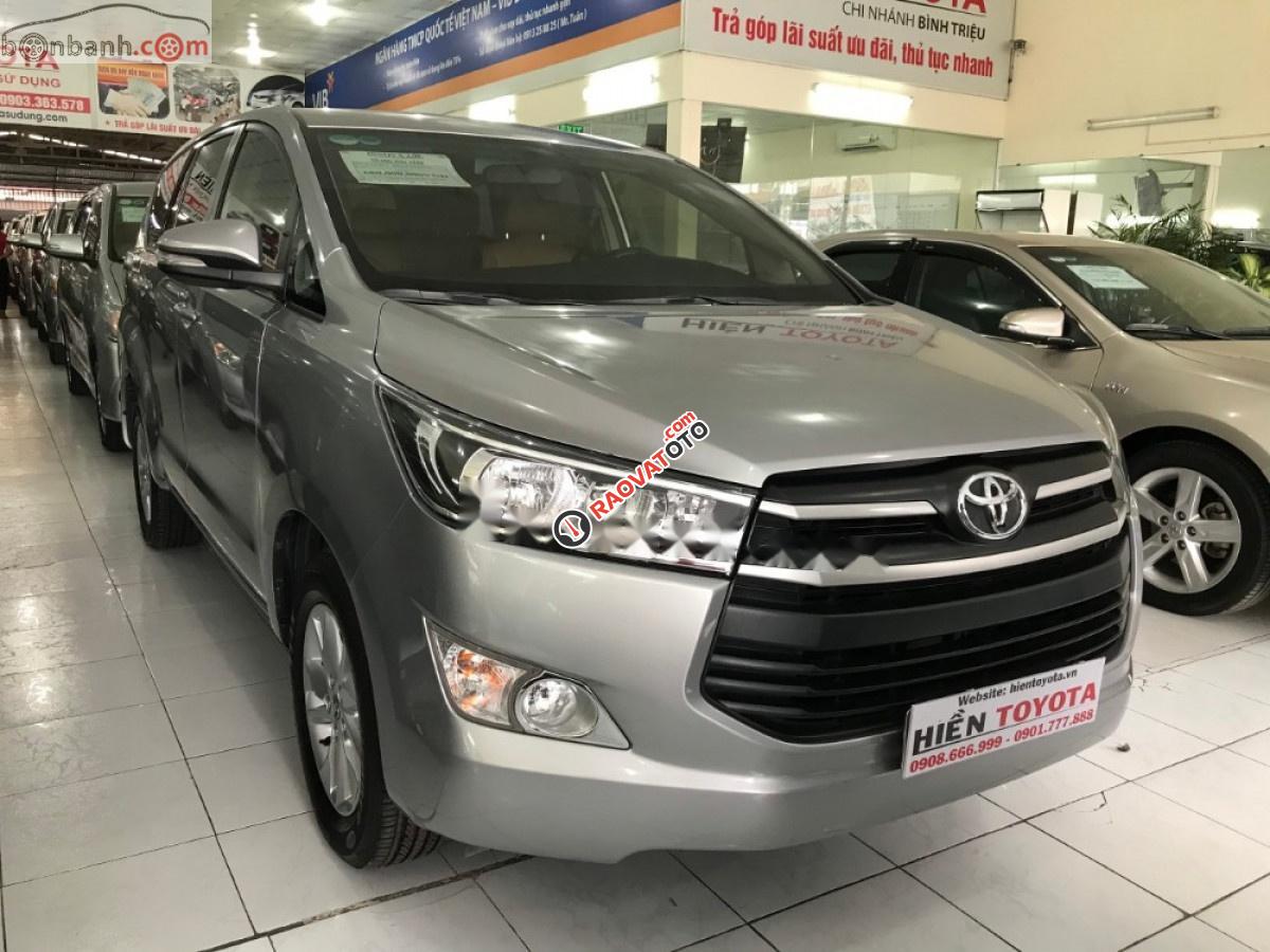 Cần bán xe Toyota Innova đời 2017, màu bạc số sàn-1