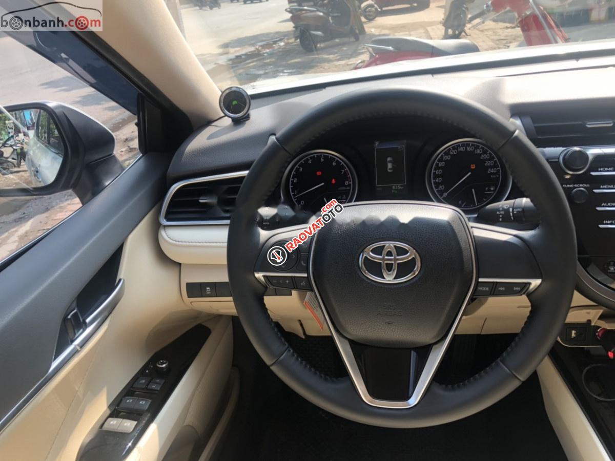 Cần bán Toyota Camry 2019, màu bạc, nhập khẩu-6