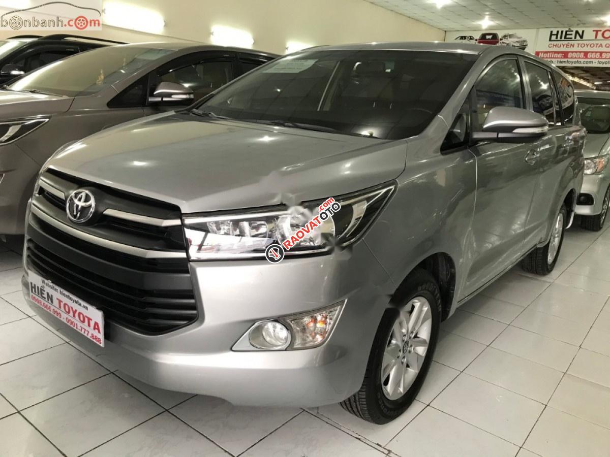 Cần bán xe Toyota Innova đời 2017, màu bạc số sàn-0