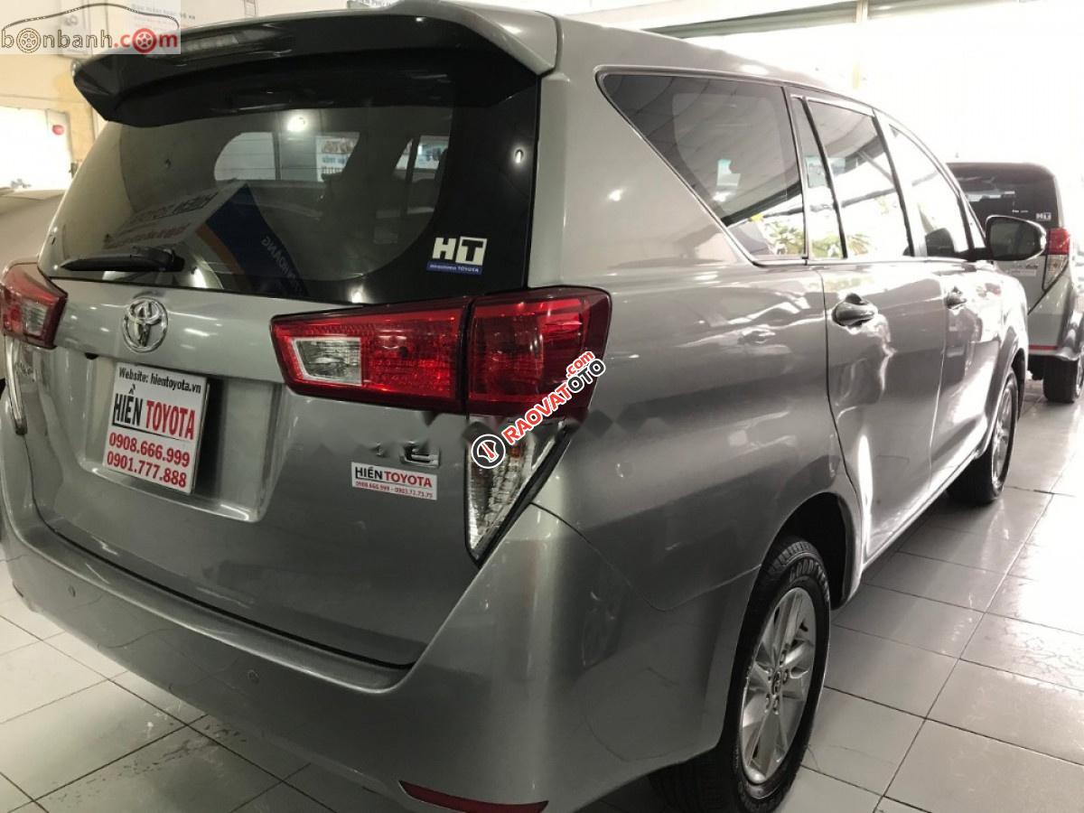 Cần bán xe Toyota Innova đời 2017, màu bạc số sàn-2