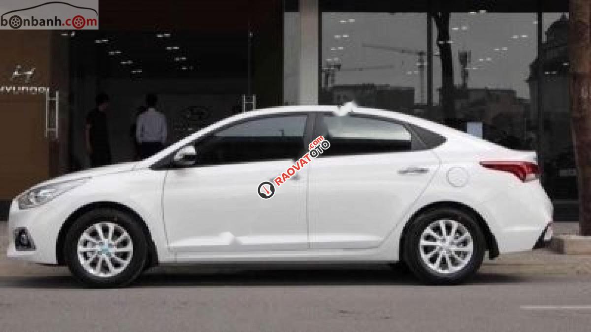 Bán xe Hyundai Accent sản xuất năm 2019, màu trắng-2