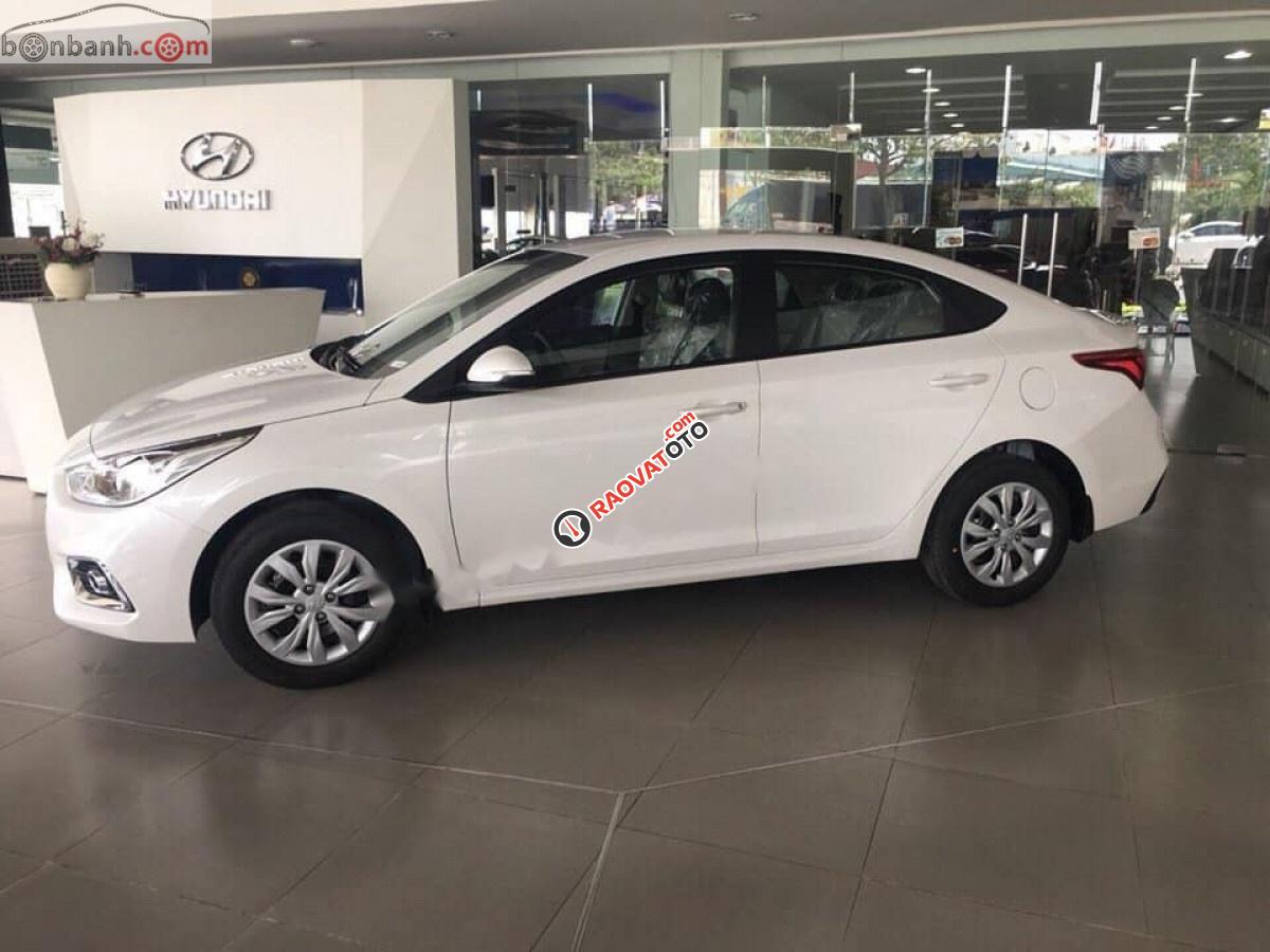 Bán xe Hyundai Accent sản xuất năm 2019, màu trắng-5