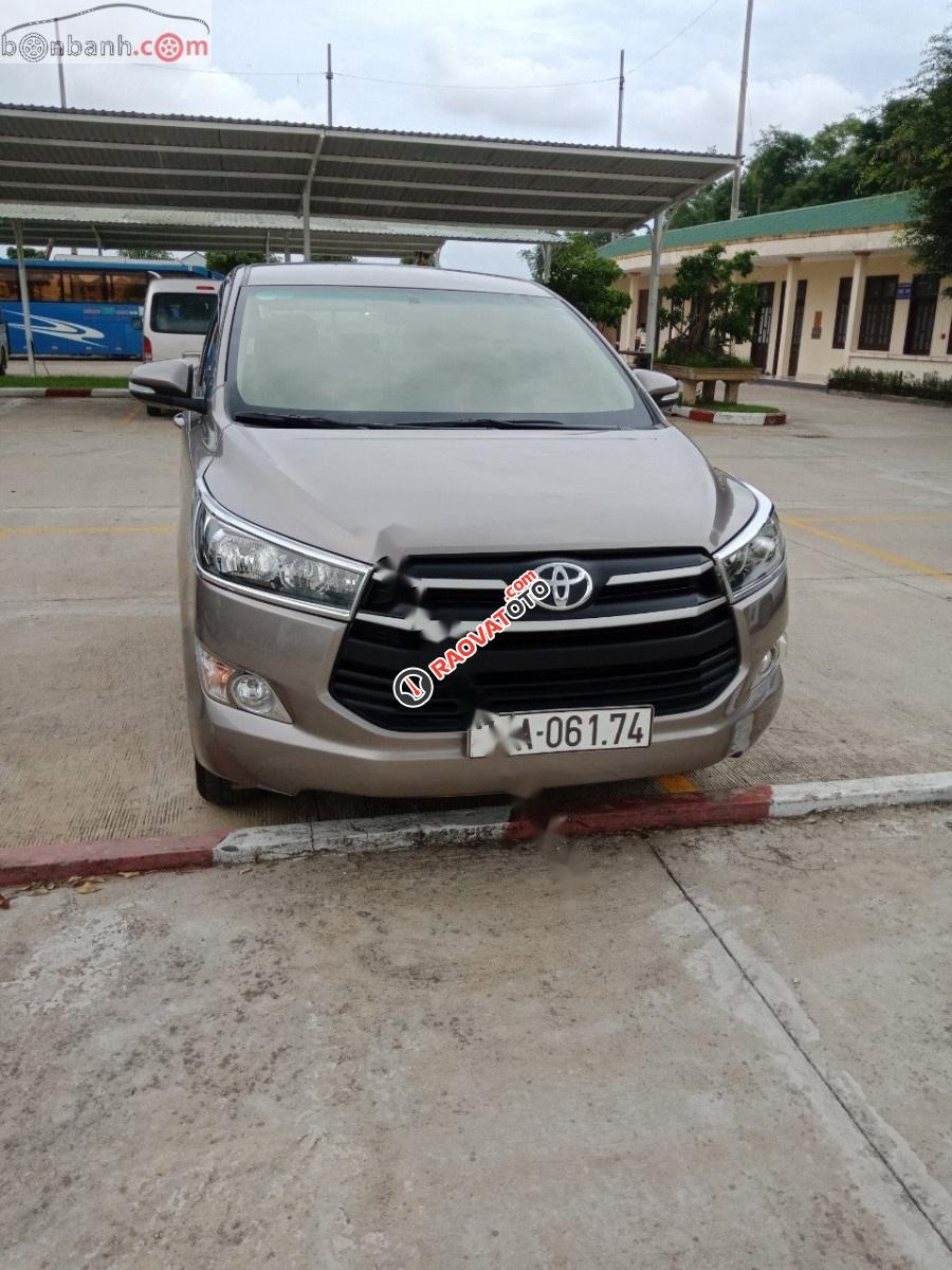 Bán xe Toyota Innova E sản xuất 2017 chính chủ-3