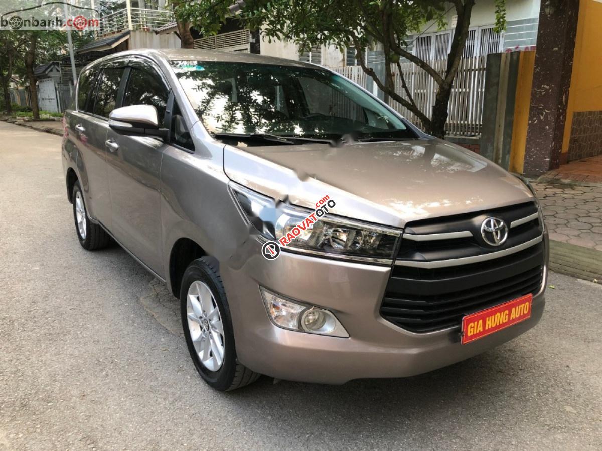 Bán xe Toyota Innova 2.0 E đời 2016, màu xám chính chủ, giá tốt-0