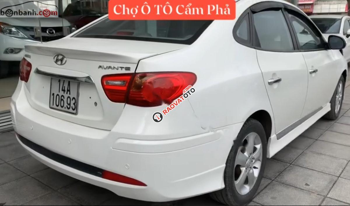 Cần bán gấp Hyundai Avante sản xuất 2013, màu trắng-0