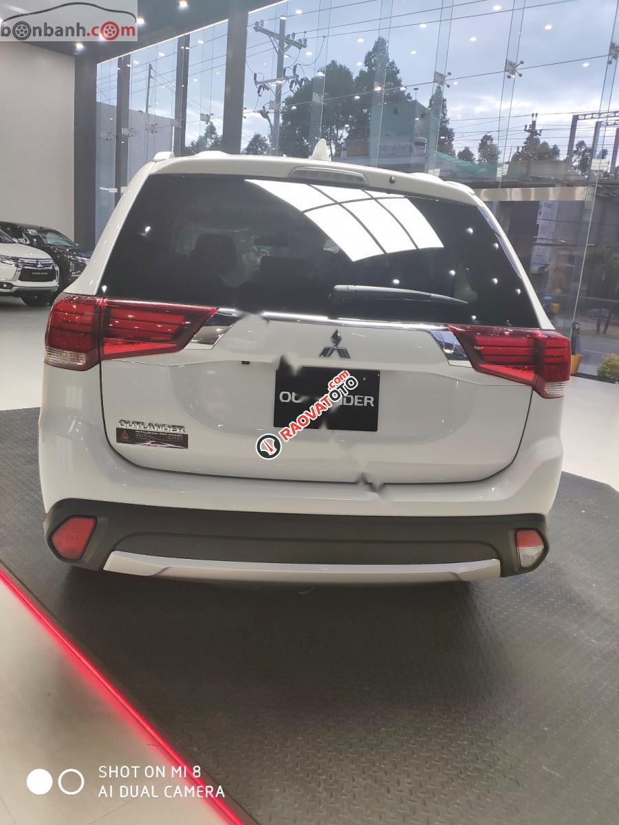 Cần bán Mitsubishi Outlander 2.0 CVT Premium sản xuất 2019, màu trắng-4