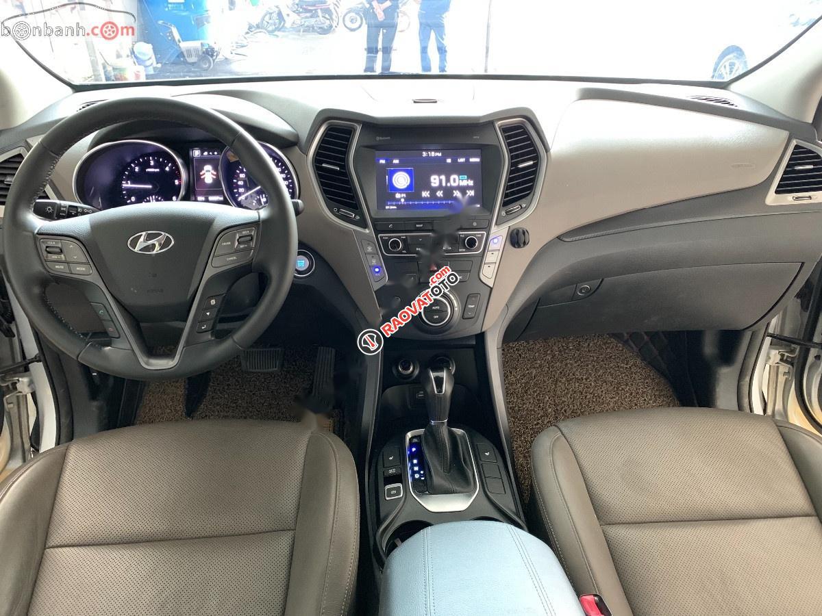 Cần bán Hyundai Santa Fe 2.2L 4WD đời 2017, màu bạc số tự động-4