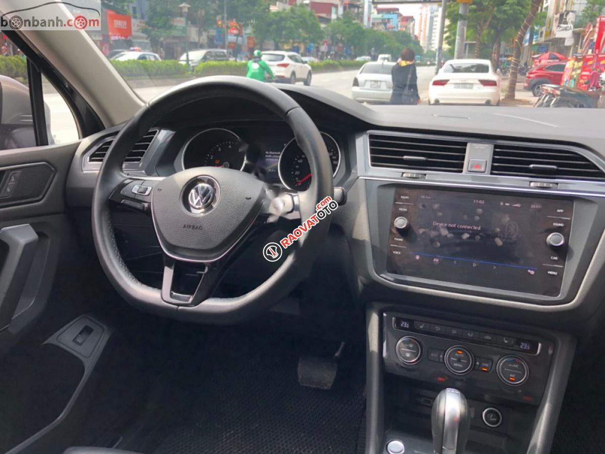 Bán Volkswagen Tiguan năm sản xuất 2017, màu đen, xe nhập, số tự động-3