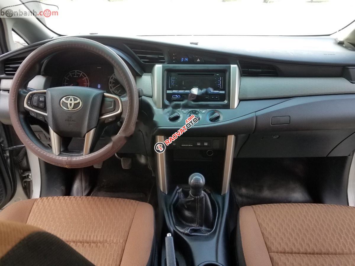 Cần bán xe Toyota Innova năm sản xuất 2016, màu bạc xe nguyên bản-9