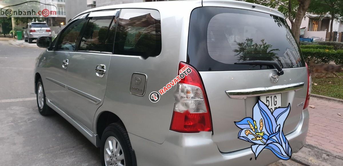 Cần bán Toyota Innova 2.0E đời 2012, màu bạc số sàn, 435tr-1