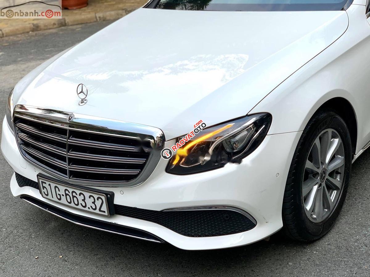 Cần bán Mercedes E200 năm sản xuất 2018, màu trắng chính chủ-5