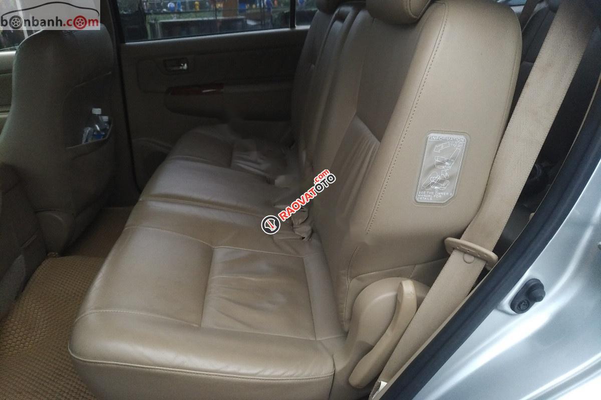 Bán Toyota Fortuner 4x4AT 2011, màu bạc giá cạnh tranh-4