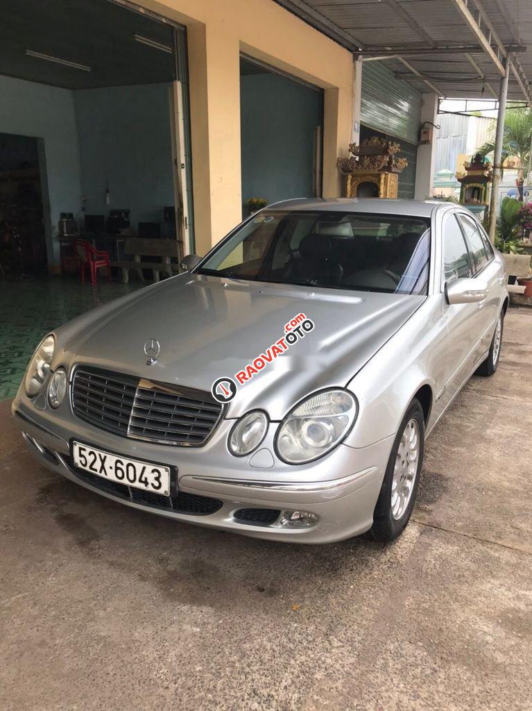 Cần bán Mercedes E200 2004, màu bạc giá cạnh tranh-5