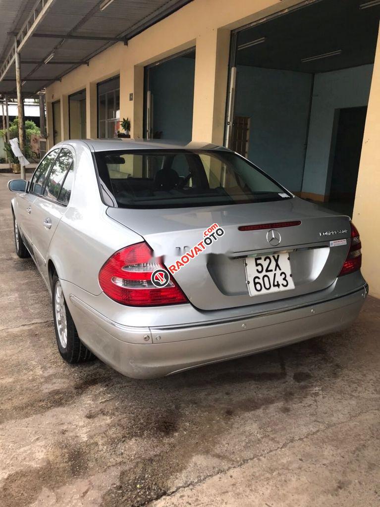 Cần bán Mercedes E200 2004, màu bạc giá cạnh tranh-2