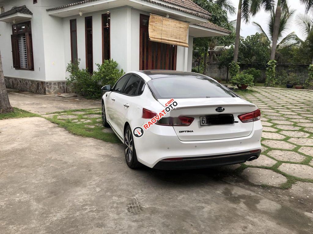 Cần bán xe Kia Optima 2.0AT 2017, màu trắng ít sử dụng-1