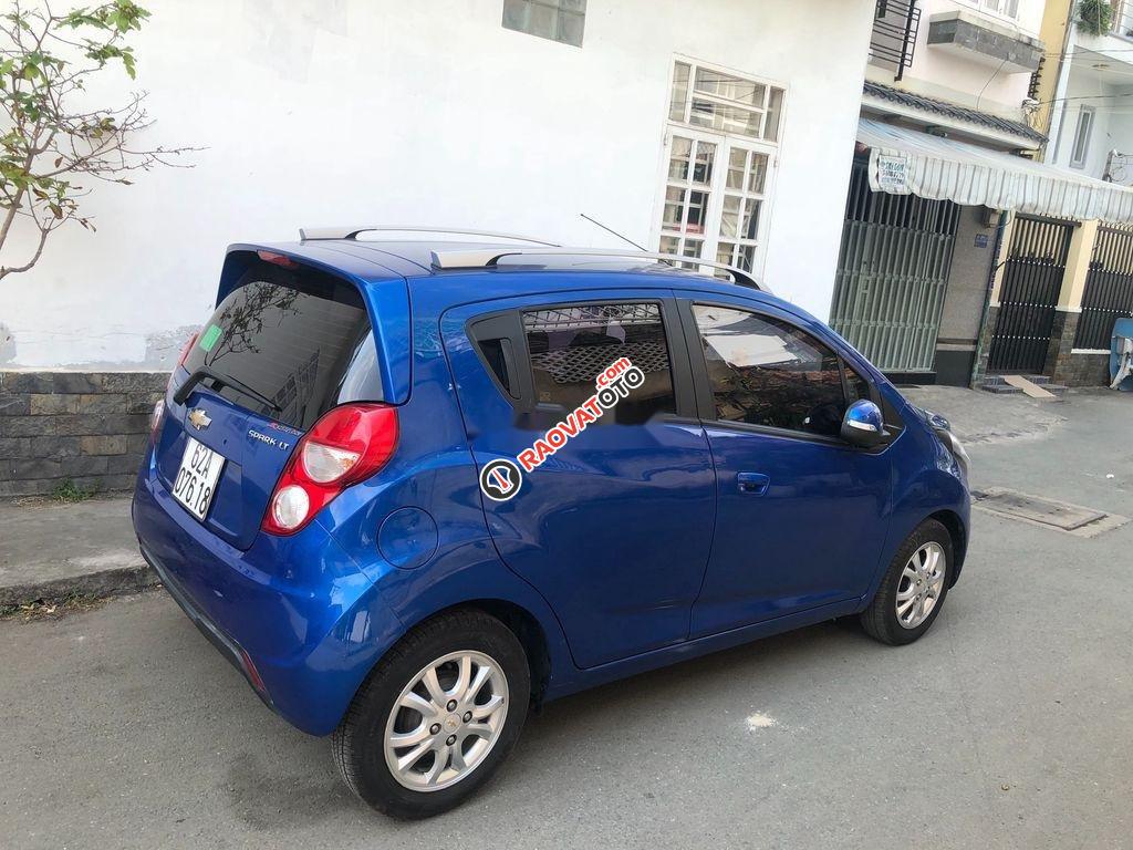 Bán Chevrolet Spark 1.2 LT năm sản xuất 2017, màu xanh lam  -1