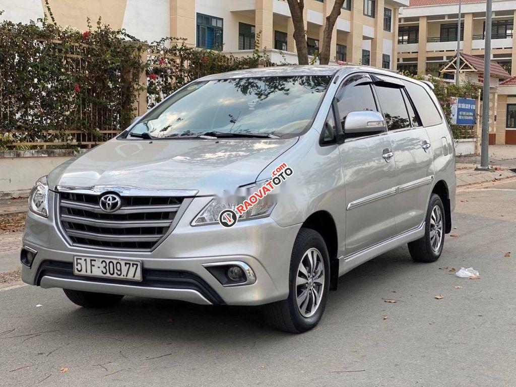 Bán Toyota Innova G đời 2015, màu bạc số sàn-0
