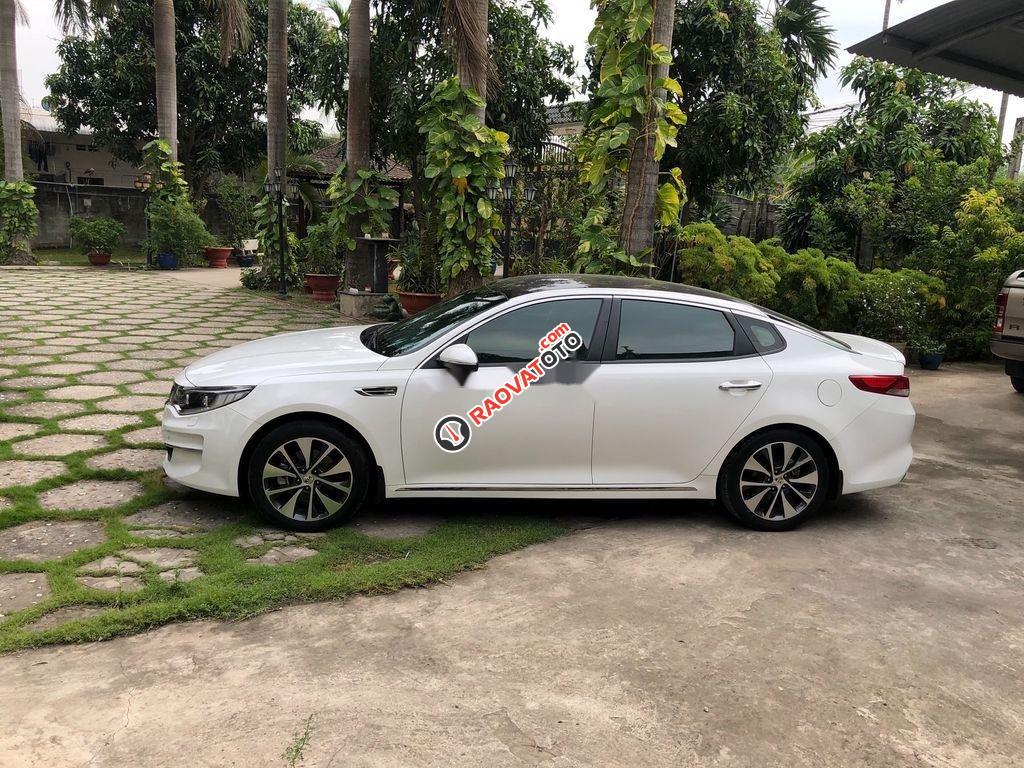 Cần bán xe Kia Optima 2.0AT 2017, màu trắng ít sử dụng-0
