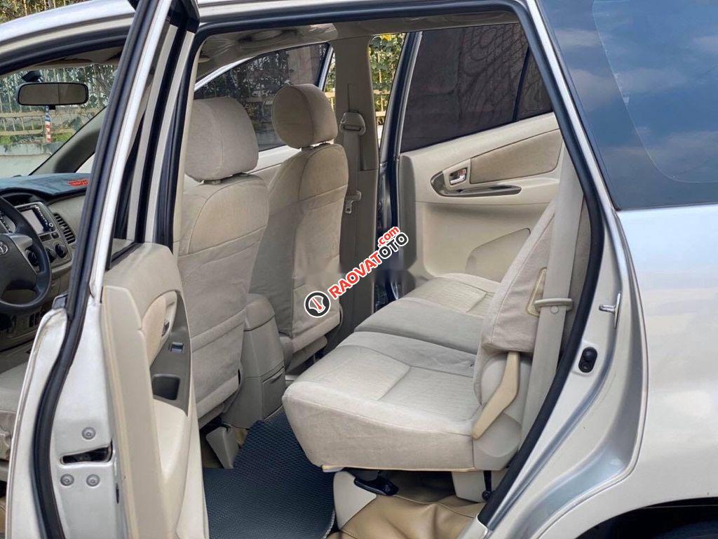 Bán Toyota Innova G đời 2015, màu bạc số sàn-5