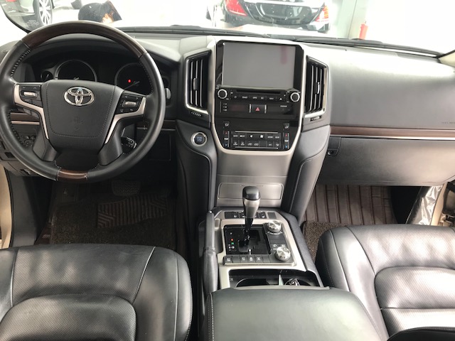 Cần bán lại xe Toyota Land Cruiser VX 2017, màu vàng, nhập khẩu nguyên chiếc-9