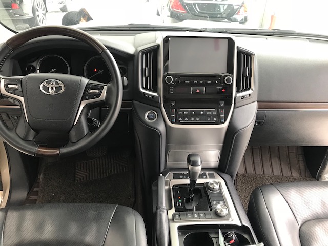 Cần bán lại xe Toyota Land Cruiser VX 2017, màu vàng, nhập khẩu nguyên chiếc-10
