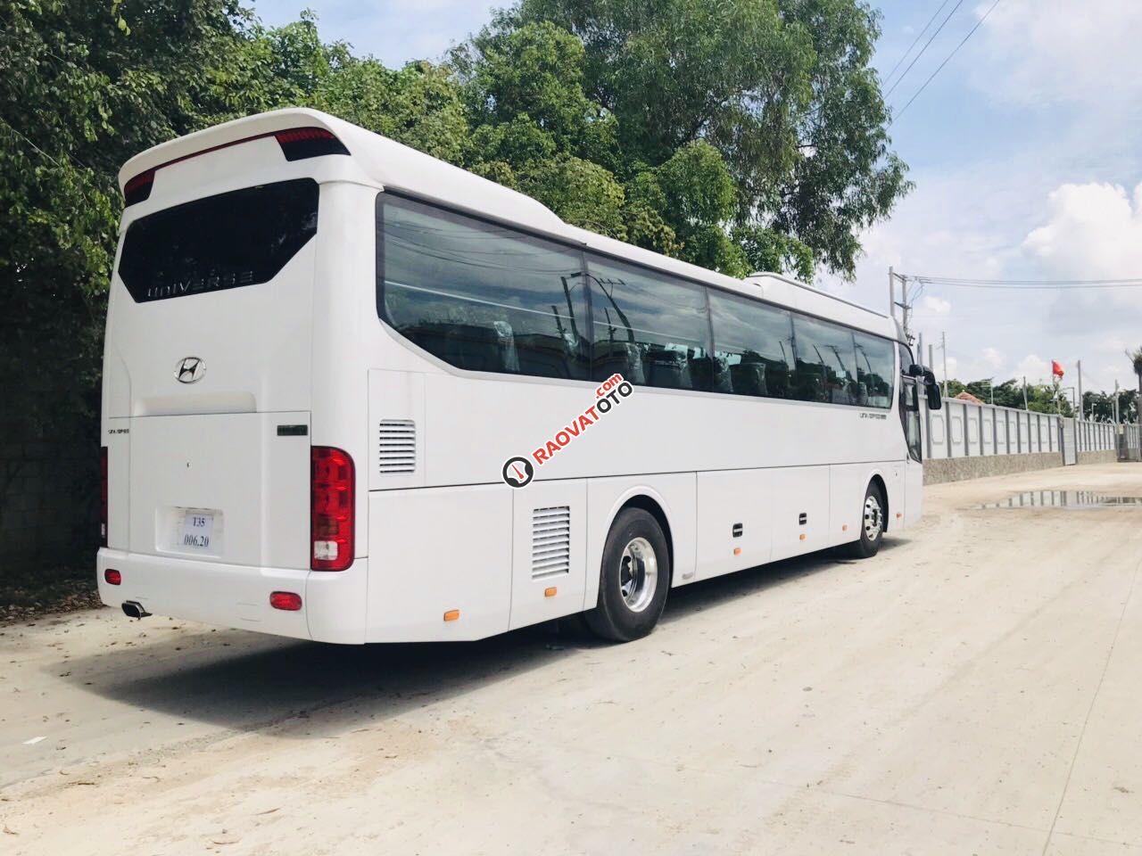 Dòng xe Hyundai Universe 47 chỗ, sản xuất năm 2019, màu trắng-1